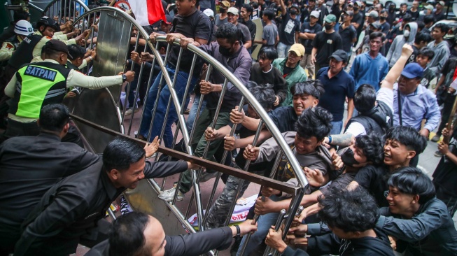 Sejumlah massa melakukan demonstrasi di depan gedung Kementerian Imipas, Jakarta, Senin (15/6/2026). [Suara.com/Alfian Winanto]