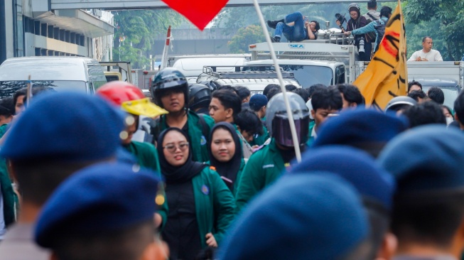 Mahasiswa Universitas Muhammadiyah Prof. Dr. HAMKA (Uhamka) dihadang pihak kepolisian saat menggelar aksi menuju kawasan Bundaran HI di Jalan Jenderal Sudirman, Jakarta, Senin (15/6/2026). [Suara.com/Alfian Winanto]