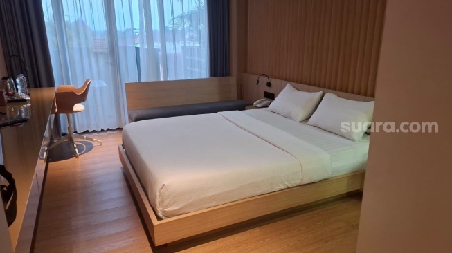 Suasana Kamar dan Kafe di Sans Hotel RG Living Jogja (Suara.com/Rakha Arlyanto)