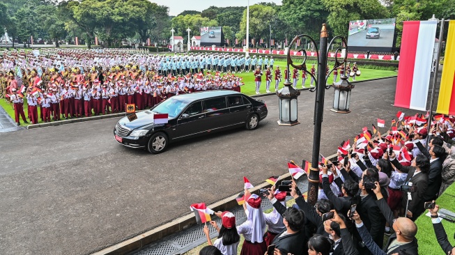 Mobil yang membawa Presiden Jerman Frank Walter Steinmeier tiba di Istana Merdeka, Jakarta, Senin (15/6/2026). [ANTARA FOTO/Bayu Pratama S/hma/kye]