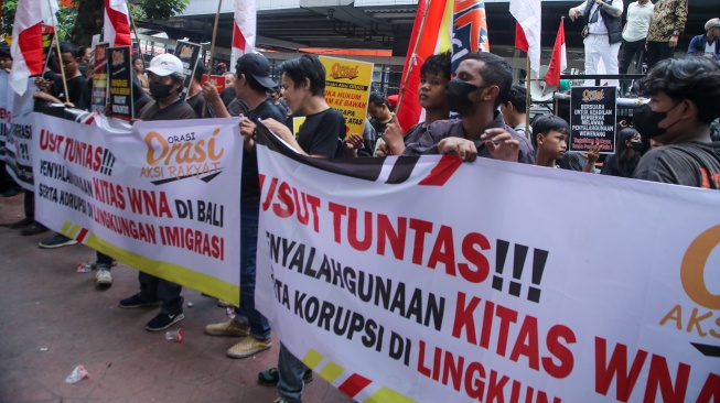 Sejumlah massa melakukan demonstrasi di depan gedung Kementerian Imipas, Jakarta, Senin (15/6/2026). [Suara.com/Alfian Winanto]