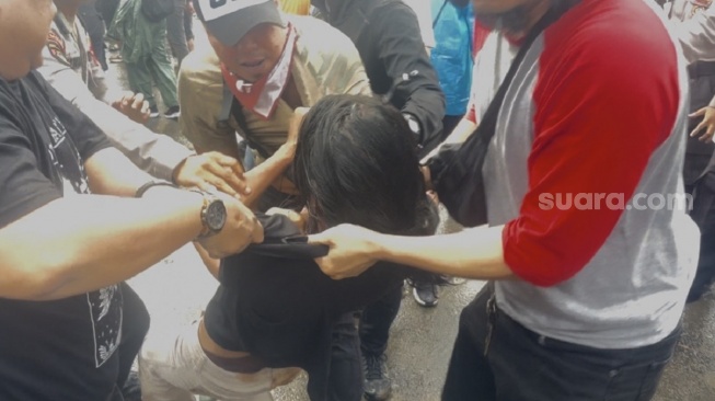 Ricuh di DPR, Polisi Angkut Demonstran Cipayung Menggugat ke Dalam Gedung