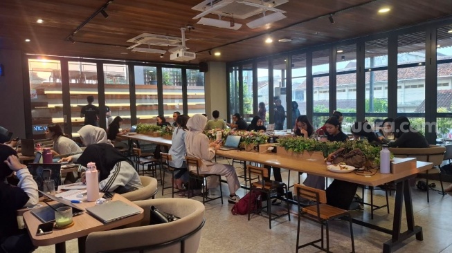 Suasana Kamar dan Kafe di Sans Hotel RG Living Jogja (Suara.com/Rakha Arlyanto)