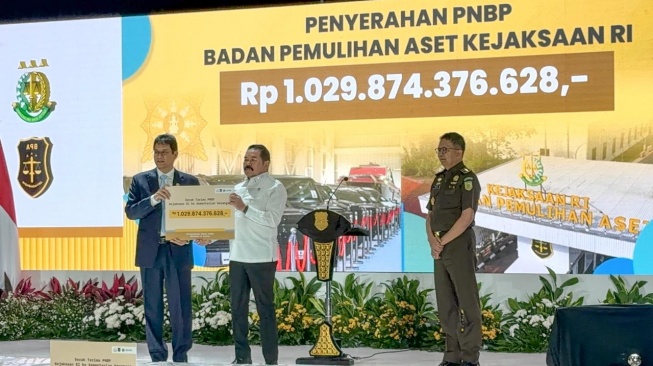 Menkeu Purbaya saat menerima Penerimaan Negara Bukan Pajak (PNBP) sebesar Rp 1.029.874.376.628 atau Rp 1,029 triliun yang berasal dari hasil pemulihan aset negara oleh Badan Pemulihan Aset (BPA) Kejaksaan Agung (Kejagung). [Dok. Kemenkeu]