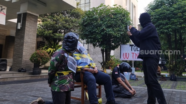 Fisipol Menolak Bungkam, Mahasiswa UGM 'Hukum' Penguasa di Halaman Kampus