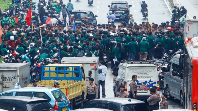 Mahasiswa Universitas Muhammadiyah Prof. Dr. HAMKA (Uhamka) dihadang pihak kepolisian saat menggelar aksi menuju kawasan Bundaran HI di Jalan Jenderal Sudirman, Jakarta, Senin (15/6/2026). [Suara.com/Alfian Winanto]