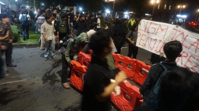 Ratusan mahasiswa  berkumpul dan menghadang kendaraan yang akan digunakan para pejabat untuk meninggalkan lokasi. [Istimewa]
