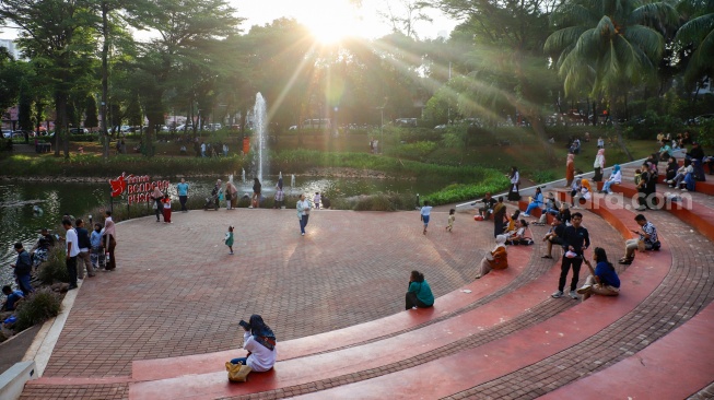 Warga berwisata di Taman Bendera Pusaka, Jakarta, Selasa (16/6/2026). [Suara.com/Alfian Winanto]