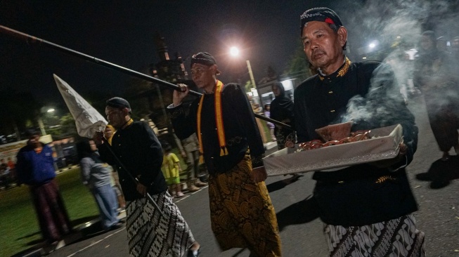 Sesepuh adat mengikuti Kirab dan Penjamasan Tombak Abirawa di Pendopo Kabupaten Batang, Jawa Tengah, Senin (15/6/2026). [ANTARA FOTO/Harviyan Perdana Putra/bar