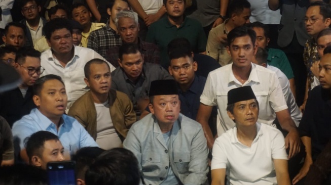 Diskusi di UGM Digeruduk Mahasiswa! Menteri Nusron dan Sudaryono Dievakuasi Mobil Patroli