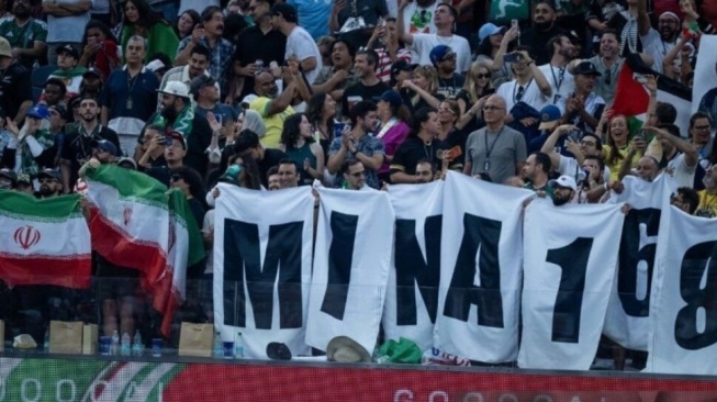 Dari Poster Ali Khamenei hinga Bendera Palestina Berkibar di Laga Iran vs Selandia Baru