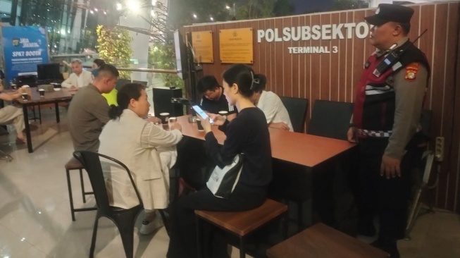 WNA Ribut dan Diseret di Terminal 3 Soetta! Polisi Sampai Panggil Penerjemah Mandarin untuk Mediasi