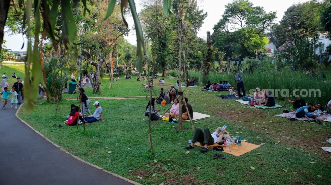 Warga berwisata di Taman Bendera Pusaka, Jakarta, Selasa (16/6/2026). [Suara.com/Alfian Winanto]