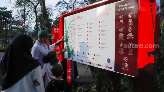 Warga berwisata di Taman Bendera Pusaka, Jakarta, Selasa (16/6/2026). [Suara.com/Alfian Winanto]