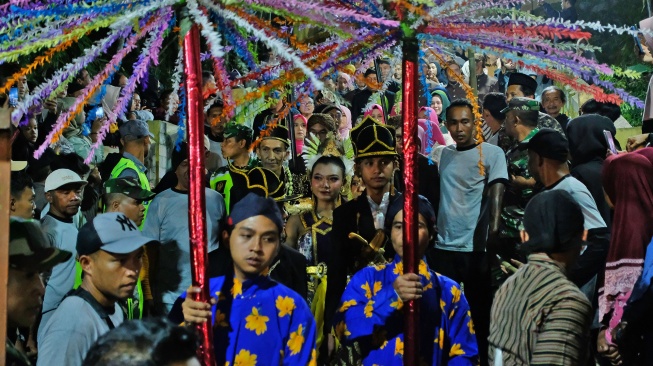 Sejumlah warga mengikuti kirab agung saat tradisi malam Satu Suro di Sendang Sidukun Desa Traji, Parakan, Temanggung, Jawa Tengah, Senin (15/6/2026). [ANTARA FOTO/Anis Efizudin/bar