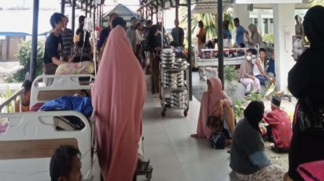 Pasien RS Anuntaloko Parigi, Kabupaten Parigi Moutong dievakuasi dari ruang perawatan sesaat setelah gempa magnitudo 6,7 mengguncang daerah tersebut, Selasa (16/6/2026) [SuaraSulsel.id/ANTARA/Dokumenasi Pribadi]