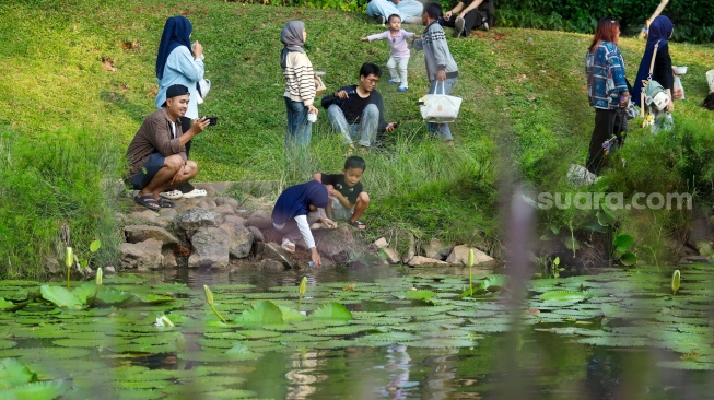 Warga berwisata di Taman Bendera Pusaka, Jakarta, Selasa (16/6/2026). [Suara.com/Alfian Winanto]
