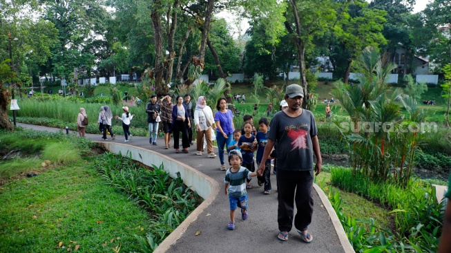 Warga berwisata di Taman Bendera Pusaka, Jakarta, Selasa (16/6/2026). [Suara.com/Alfian Winanto]