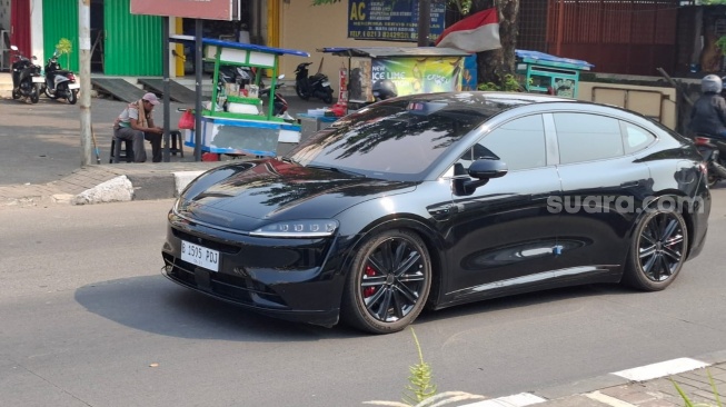Mobil listrik yang diduga Luxeed R7 hasil kerjasama Chery dan Huawei terlihat lakukan uji jalan. (Foto: SUARA.COM/Manuel Jeghesta)