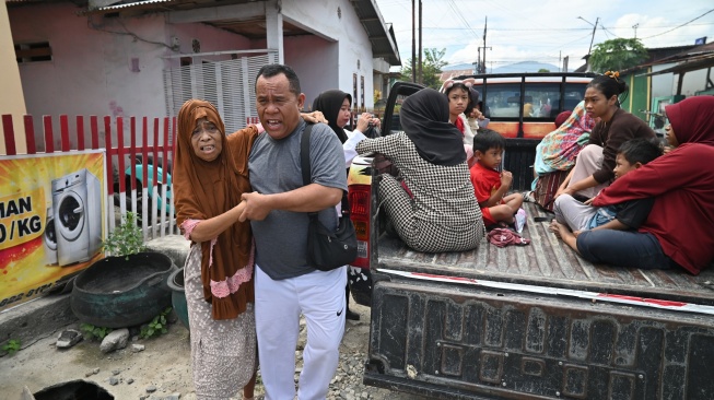 Warga melakukan evakuasi mandiri saat terjadi gempa di Pantai Tondo, Palu, Sualwesi Tengah, Selasa (16/6/2026). [ANTARA FOTO/Basri Marzuki/Lmo/YU]
