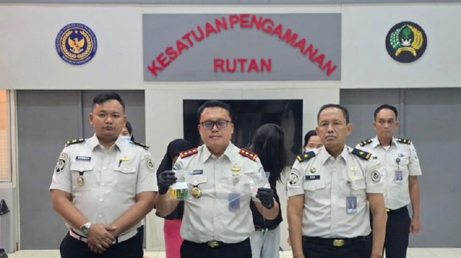 Kepala Rutan Kelas I Salemba, Jakarta Pusat, Wahyu Trah Utomo memperlihatkan narkoba yang coba diselundupkan ke dalam rumah tahanan tersebut pada Senin (15/6/2026). ANTARA/HO-Rutan Kelas I Salemba