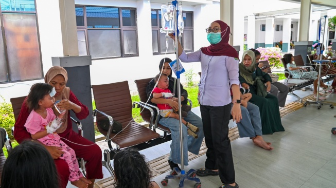 Petugas kesehatan memeriksa infus pasien yang berada di pelataran ruang perawatan Rumah Sakit Anutapura Pal usai terjadi gempa di Palu, Sulawesi Tengah, Selasa (16/6/2026). [ANTARA FOTO/Basri Marzuki/Lmo/YU]