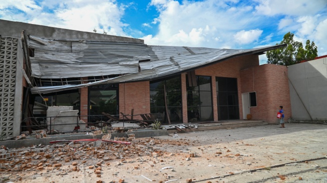 Seorang anak memperhatikan bangunan yang mengalami kerusakan akibat gempa di Palu, Sulawesi Tengah, Selasa (16/6/2026). [ANTARA FOTO/Basri Marzuki/Lmo/YU]