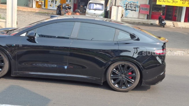 Mobil listrik yang diduga Luxeed R7 hasil kerjasama Chery dan Huawei terlihat lakukan uji jalan. (Foto: SUARA.COM/Manuel Jeghesta)