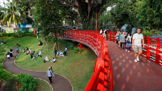 Warga berwisata di Taman Bendera Pusaka, Jakarta, Selasa (16/6/2026). [Suara.com/Alfian Winanto]
