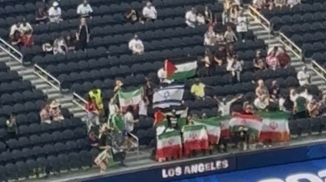 Laga Iran vs Selandia Baru di Piala Dunia 2026 tak hanya menyajikan duel di lapangan, tetapi juga memanas di tribun. [@ME_Observer_]