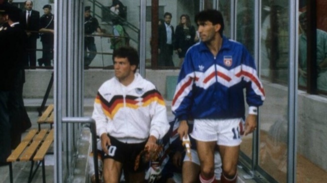 Timnas Yugoslavia saat melawan Jerman Barat di Piala Dunia 1990 [@80s90sfootball]