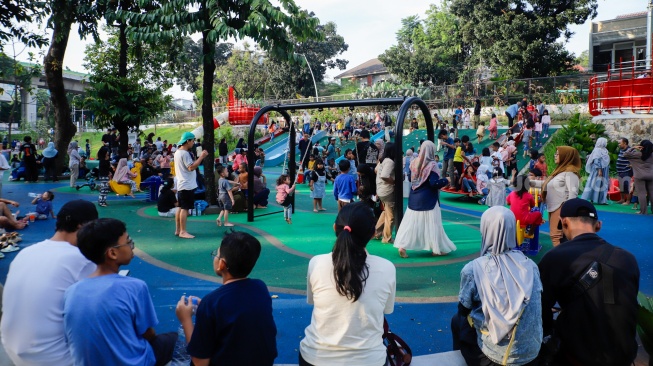 Warga berwisata di Taman Bendera Pusaka, Jakarta, Selasa (16/6/2026). [Suara.com/Alfian Winanto]