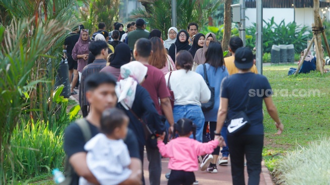 Warga berwisata di Taman Bendera Pusaka, Jakarta, Selasa (16/6/2026). [Suara.com/Alfian Winanto]