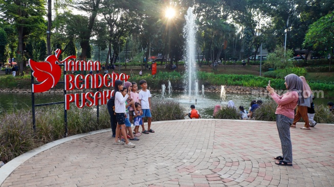 Warga berwisata di Taman Bendera Pusaka, Jakarta, Selasa (16/6/2026). [Suara.com/Alfian Winanto]