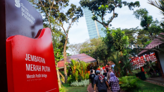 Warga berwisata di Taman Bendera Pusaka, Jakarta, Selasa (16/6/2026). [Suara.com/Alfian Winanto]