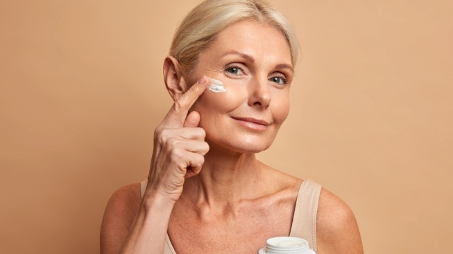 7 Sunscreen Flek Hitam untuk Usia 50 Tahun ke Atas sesuai Review dan Harga