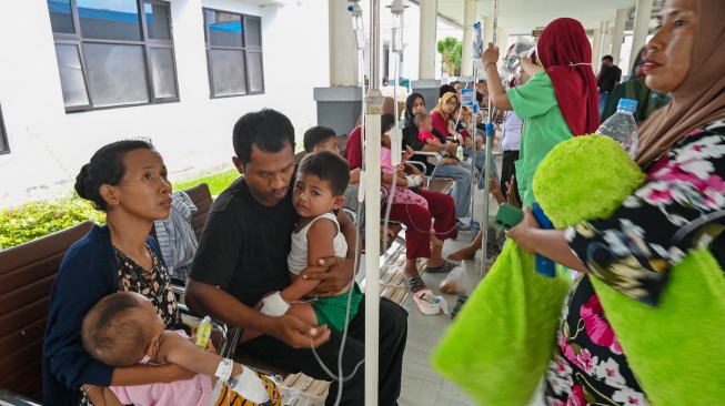 Petugas kesehatan memeriksa infus pasien yang berada di pelataran ruang perawatan Rumah Sakit Anutapura Pal usai terjadi gempa di Palu, Sulawesi Tengah, Selasa (16/6/2026). [ANTARA FOTO/Basri Marzuki/Lmo/YU]