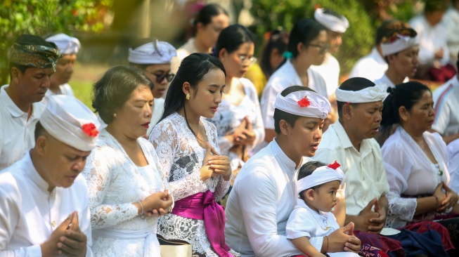 Sejumlah umat Hindu mengikuti upacara persembahyangan perayaan Hari Raya Galungan di Pura Amerta Jati, Cinere, Depok, Jawa Barat, Rabu (17/6/2026). [ANTARA FOTO/Muhammad Iqbal/wsj]