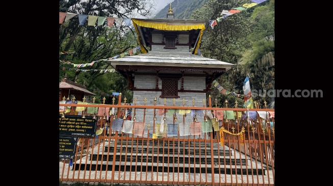 Stupa Buddha berdiri di kawasan Chhomrong, Nepal, yang menjadi salah satu titik persinggahan bagi pendaki di jalur menuju Annapurna Base Camp, Kamis (28/5/2026). [Suara.com/Rizka Chaerani] 