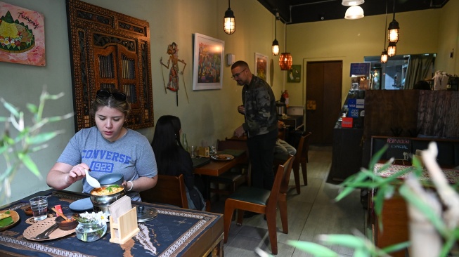 Sejumlah pengunjung menyantap masakan menu Indonesia di restoran masakan Indonesia Enak, Cuauhtémoc, Mexico City, Meksiko, Sabtu (13/6/2026) waktu setempat. [ANTARA FOTO/Aditya Pradana Putra/kye]