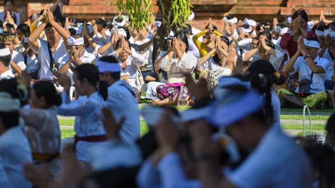 Umat Hindu bersembahyang bersama saat Hari Raya Galungan di Pura Jagatnatha, Denpasar, Bali, Rabu (17/6/2026).  [ANTARA FOTO/Fikri Yusuf/wsj]