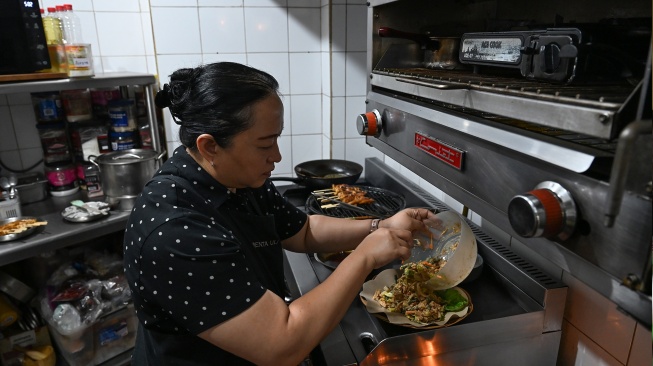 Pemilik restoran masakan Indonesia Enak, Renta Uli Panggabean, menyiapkan makanan gado-gado di Cuauhtémoc, Mexico City, Meksiko, Sabtu (13/6/2026) waktu setempat. [ANTARA FOTO/Aditya Pradana Putra/kye]