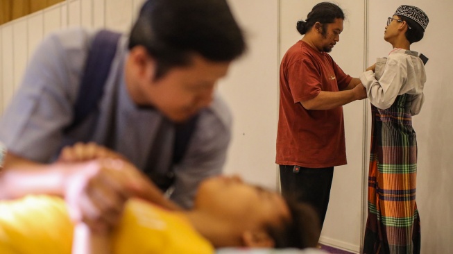 Orang tua menemani anaknya saat proses sunat massal di Mal Kota Kasablanka, Jakarta, Selasa (16/6/2026). [Suara.com/Alfian Winanto]