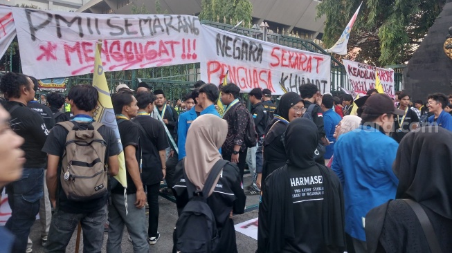 Aksi mahasiswa Semarang di halaman Gubernuran, Jalan Pahlawan, Kecamatan Semarang Selatan, Kota Semarang [Suara.com/Ilma Latif]