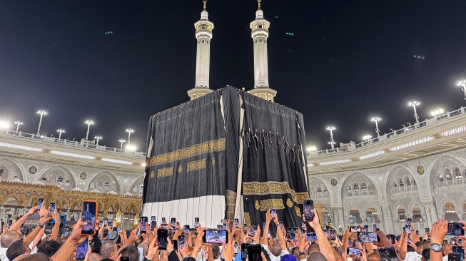 Umat Islam dari berbagai negara mengabadikan proses penggantian kain penutup Ka'bah atau kiswah di Masjidil Haram, Makkah, Arab Saudi, Senin (15/6/2026) waktu setempat. [ANTARA FOTO/Citro Atmoko/sgd]