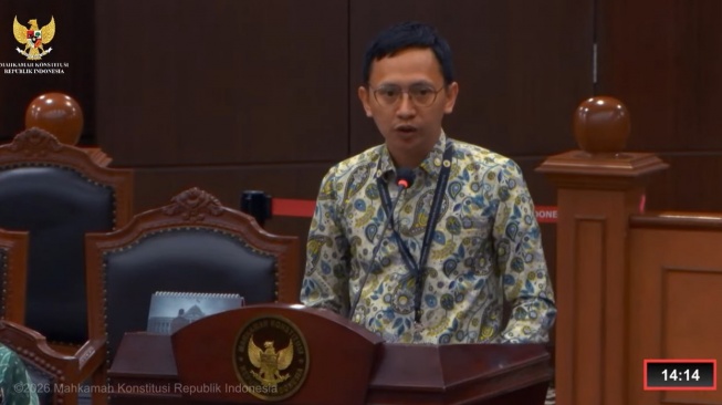 Tahan Tangis saat Sidang MK, Guru Sebut PPPK dan Honorer Dipecat Imbas MBG