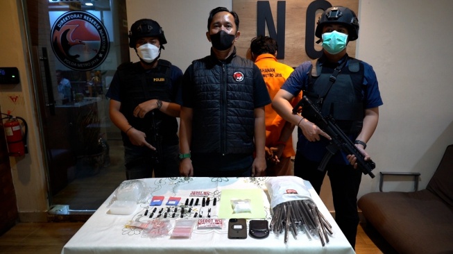 Pria berinisial RRM (24) ditangkap di kawasan Cipayung, Jakarta Timur, dengan barang bukti lebih dari 100 gram sabu dan bahan pembuatan tembakau sintetis. [Suara.com/Polda Metro Jaya]
