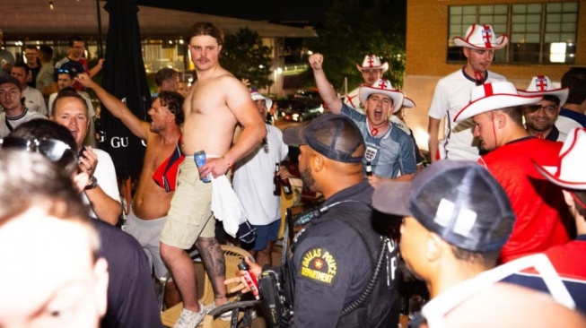 Gila! Fans Timnas Inggris 'Sapu Bersih' 5.000 Bir di Texas, Polisi Tutup Paksa Pub