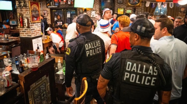 Para penggemar Inggris diminta untuk meninggalkan Londoner Pub oleh Kepolisian Dallas. [James Manning/PA Wire]