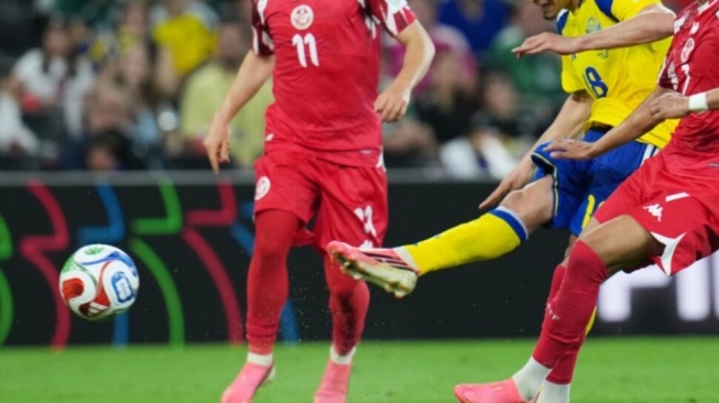 Fenomena mencolok terjadi di Piala Dunia 2026, di mana mayoritas pemain terlihat mengenakan sepatu sepak bola berwarna pink. [tangkap layar X]